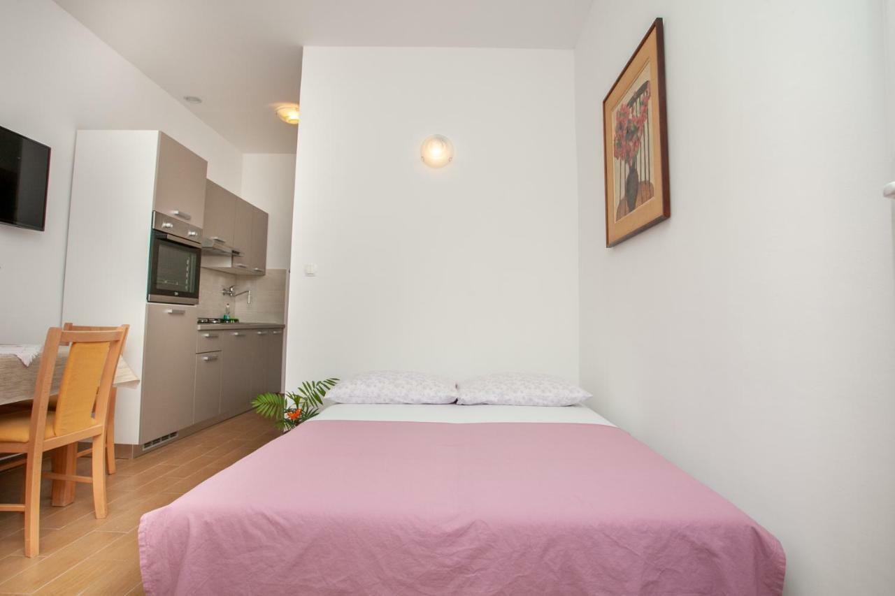 Ap Punta Next To Sandy Beach, Apartment With Garden โอมิช ภายนอก รูปภาพ