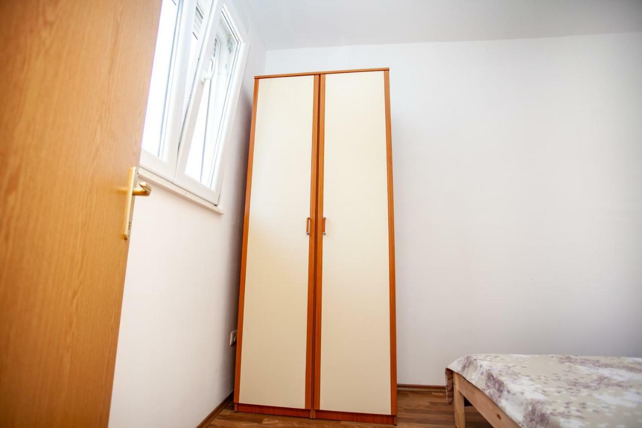Ap Punta Next To Sandy Beach, Apartment With Garden โอมิช ภายนอก รูปภาพ