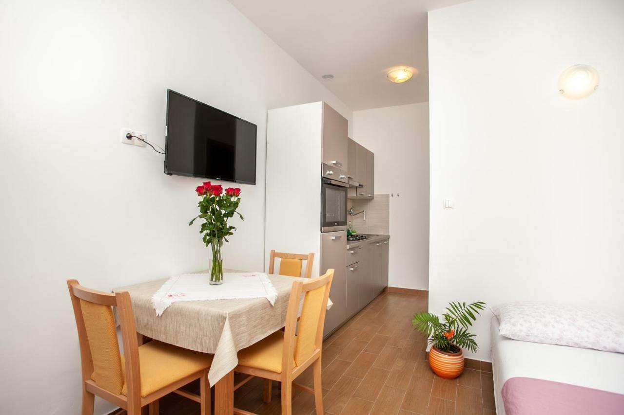 Ap Punta Next To Sandy Beach, Apartment With Garden โอมิช ภายนอก รูปภาพ