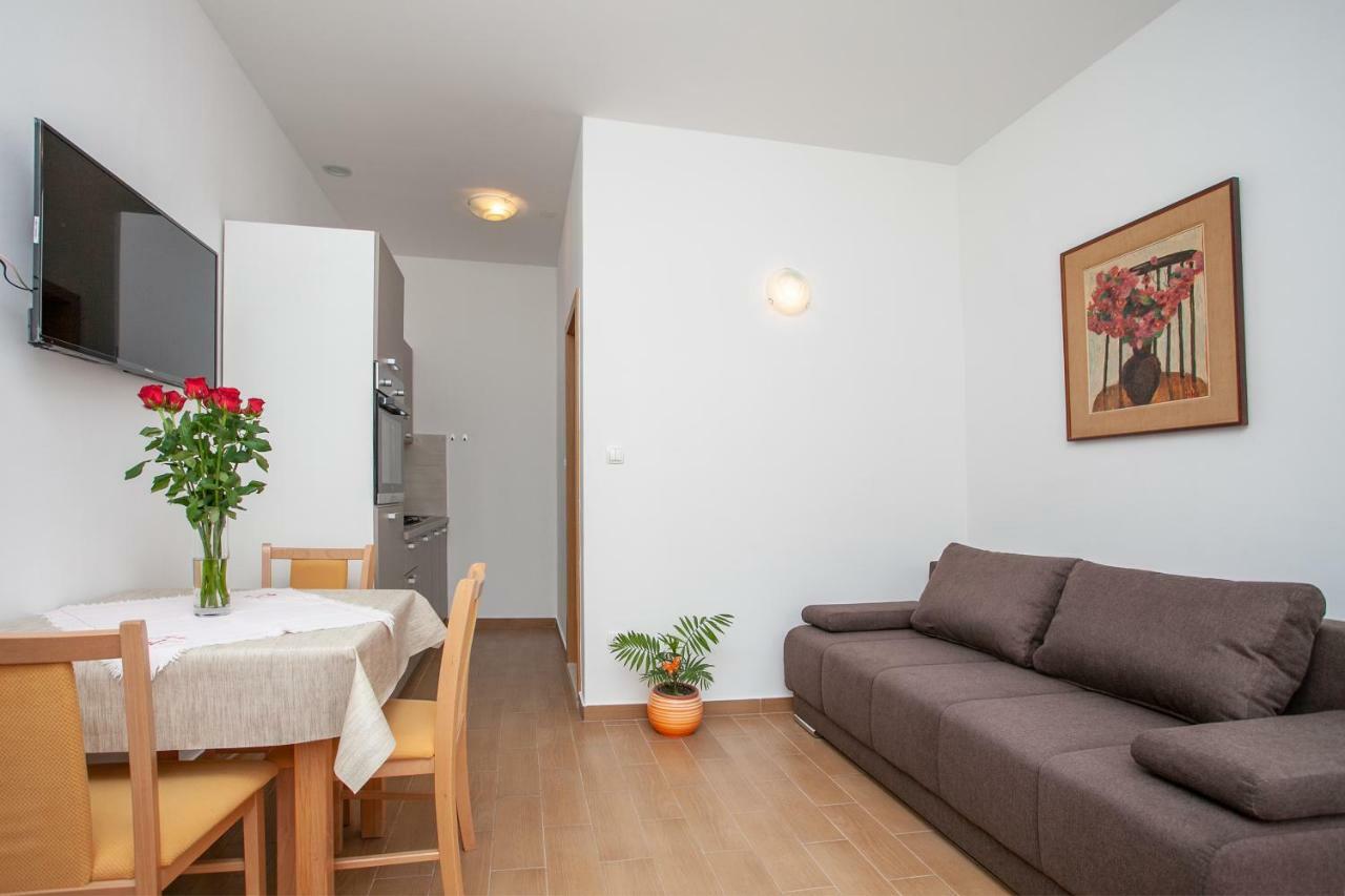 Ap Punta Next To Sandy Beach, Apartment With Garden โอมิช ภายนอก รูปภาพ