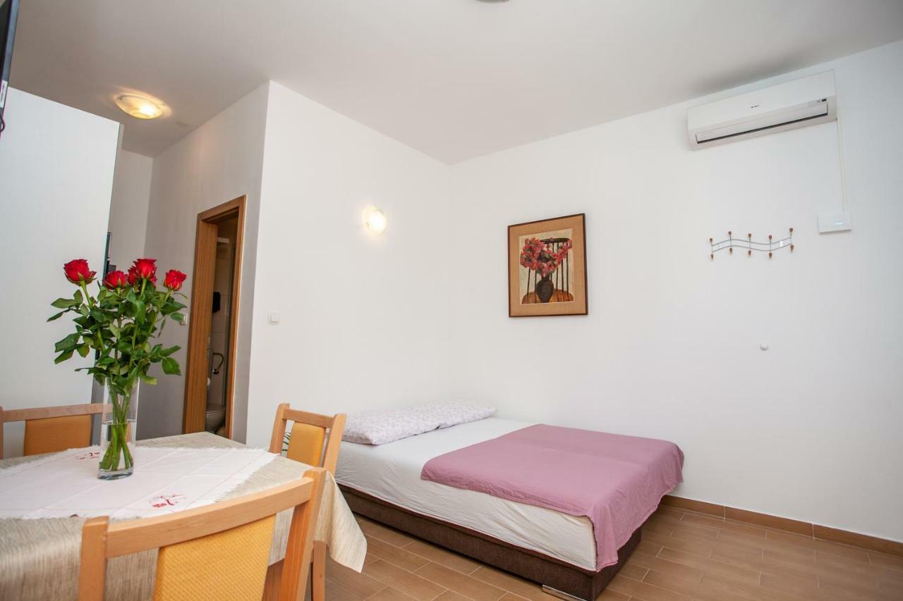 Ap Punta Next To Sandy Beach, Apartment With Garden โอมิช ภายนอก รูปภาพ