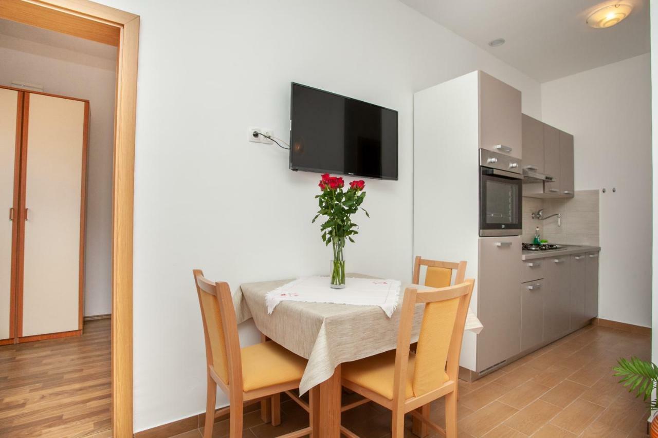 Ap Punta Next To Sandy Beach, Apartment With Garden โอมิช ภายนอก รูปภาพ