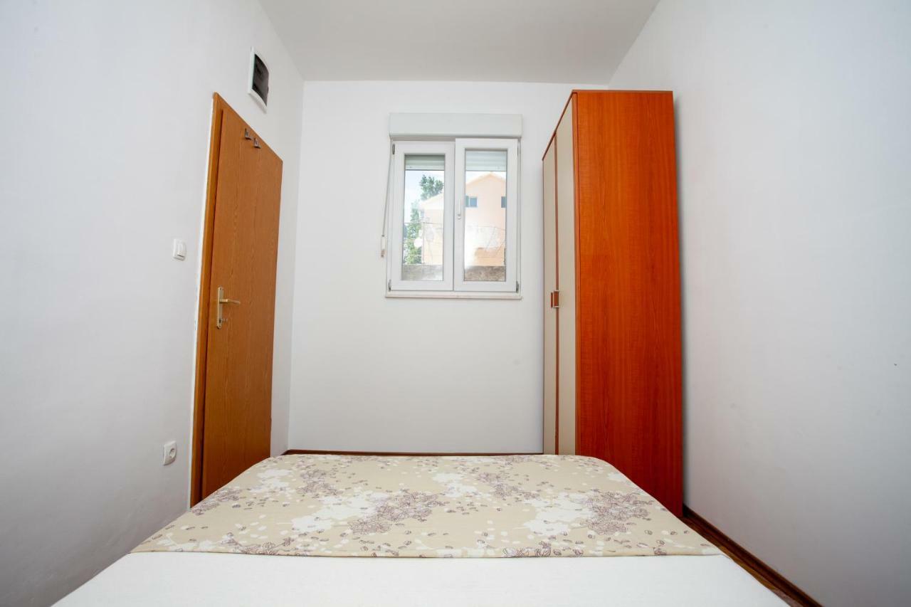 Ap Punta Next To Sandy Beach, Apartment With Garden โอมิช ภายนอก รูปภาพ