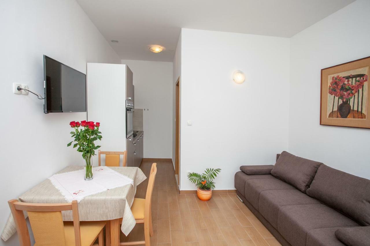 Ap Punta Next To Sandy Beach, Apartment With Garden โอมิช ภายนอก รูปภาพ